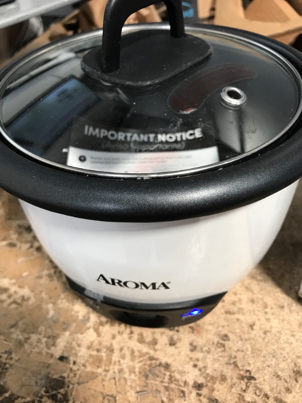 Photo 2 of ***POWERS ON*** Aroma Housewares 6-Cup (Cooked) (3-Cup Uncooked) Pot Style Rice Cooker and Food Steamer (ARC-743-1NG), White