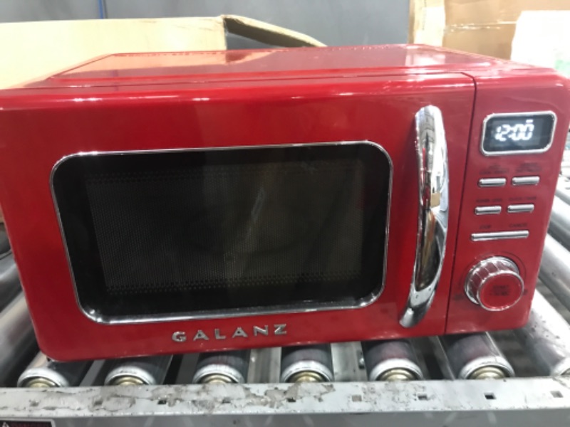 Photo 2 of ***TESTED/ POWERS ON***Galanz GLCMKZ07RDR07 Retro Countertop Microwave Oven with Auto Cook & Reheat, Defrost, Quick Start Functions, Easy Clean with Glass Turntable, Pull Handle.7 cu ft, Red
