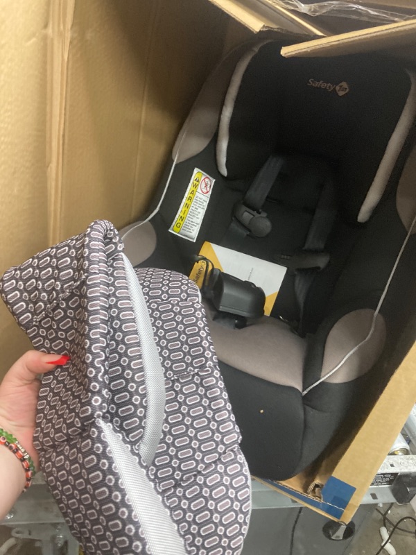 Photo 8 of ***USED - DIRTY - SEE NOTES***
Graco - Slimfit All-in-One Convertible Car Seat, Darcie