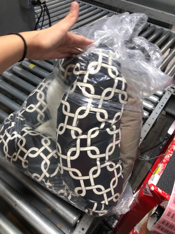 Photo 1 of 32 Inch Black Links Sherpa Bagel Dog Bed 32-Inch Black