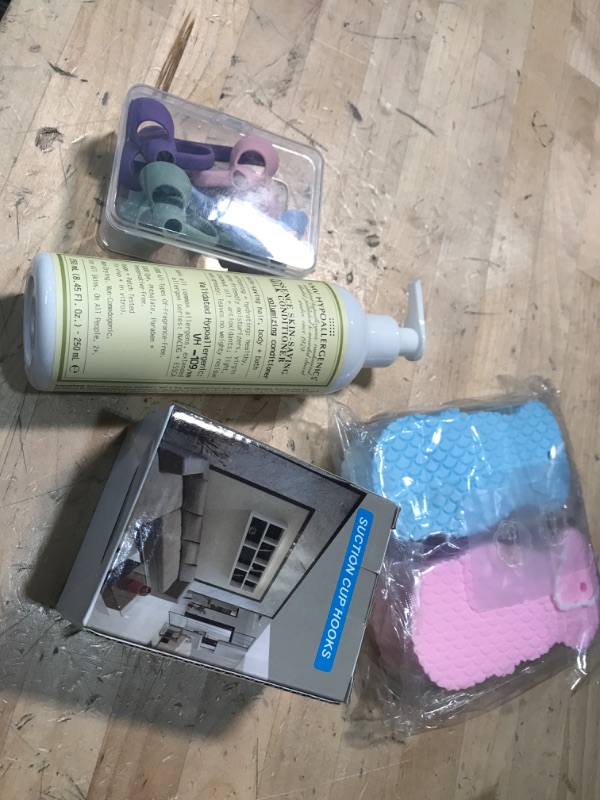 Photo 1 of ***Bundle of home goods/accessories - 5 items 
