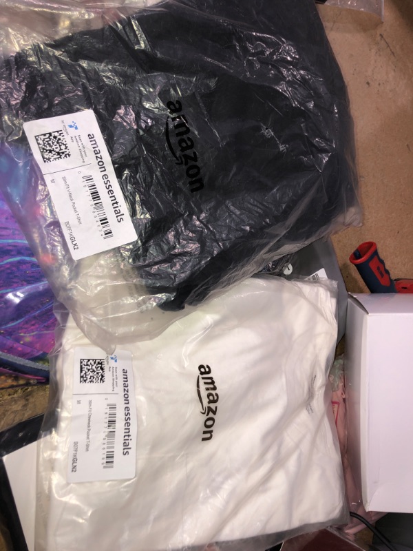 Photo 1 of (2PK BUNDLE) Amazon Essentials Men's Slim-Fit Short-Sleeve V-Neck Pocket T-Shirt, Pack of 2 Medium Black (v-neck)& 2 White (pocket)