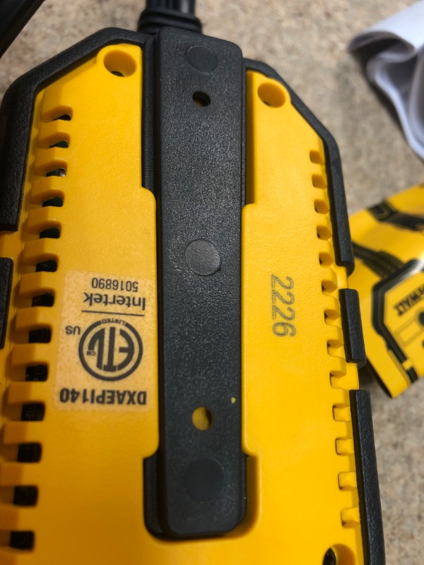 Photo 3 of DeWalt Power Inverter Dxaepi140