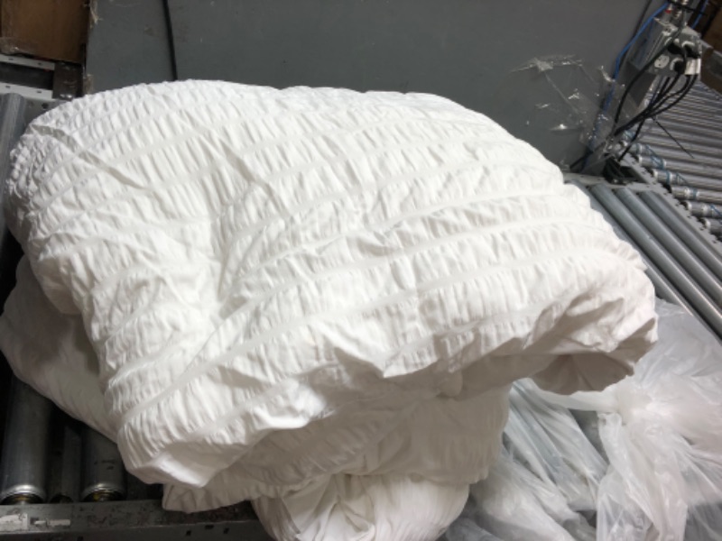 Photo 1 of **heavy use***  UNKNOWN SIZE**
WHITE COMFORTER 