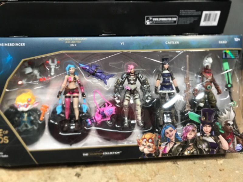 Photo 2 of Dual Cities Pack w/ Exclusive Jinx, Heimerdinger, Vi, Caitlyn, Ekko, 4-Inch Figures, Ages 12 and Up