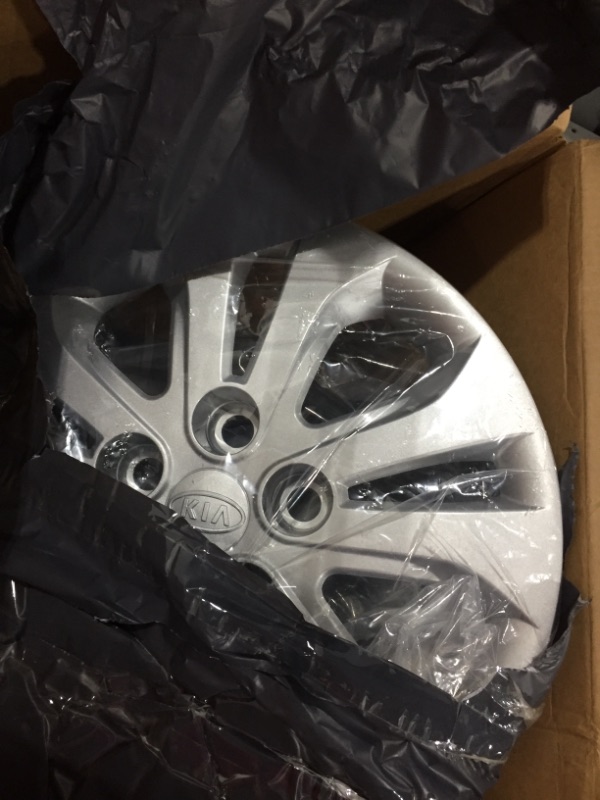 Photo 2 of Genuine Kia 52960-1M000 Wheel Hub Cap Assembly