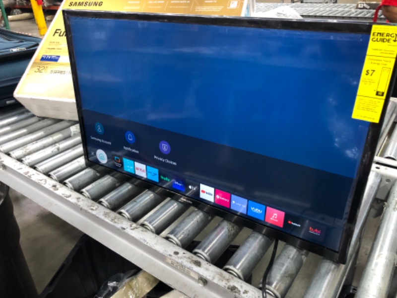 Photo 2 of SAMSUNG 32-inch Class LED Smart FHD TV 1080P (UN32N5300AFXZA, 2018 Model)