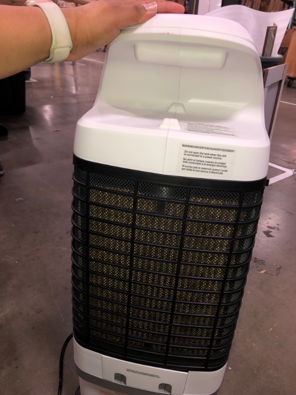 Photo 5 of *POWERS ON// DAMAGE/LID WONT CLOSE**Honeywell 460-CFM 3-Speed Indoor Portable Evaporative Cooler for 280-sq ft (Motor Included)
