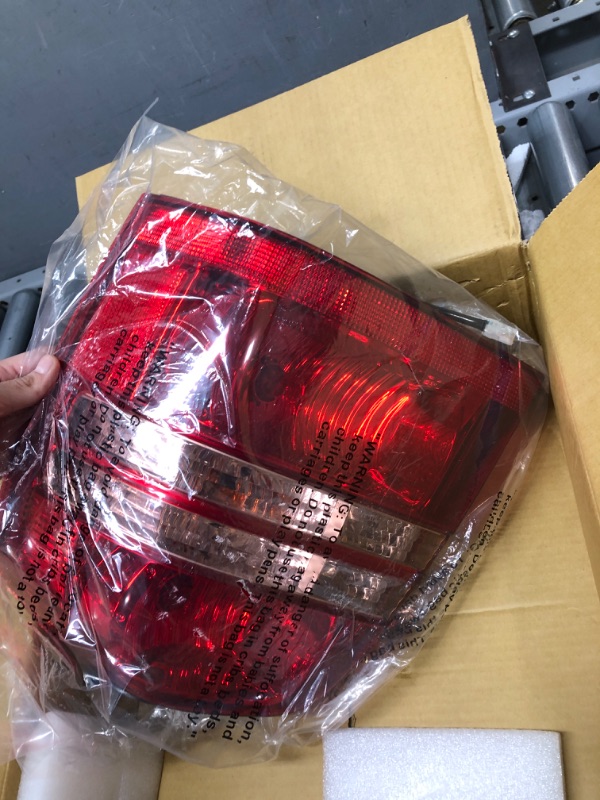 Photo 3 of For Toyota Highlander 2001 2002 2003 Tail Light Passenger Side | Lens & Housing | Replacement For TO2819119 | 615343596211, 762405618982