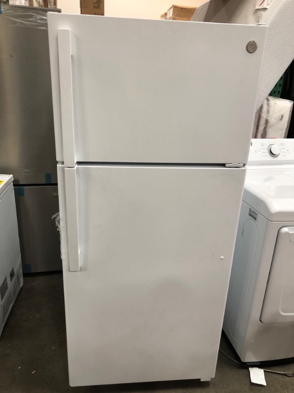 Photo 4 of GE 16.6-cu ft Top-Freezer Refrigerator (White)