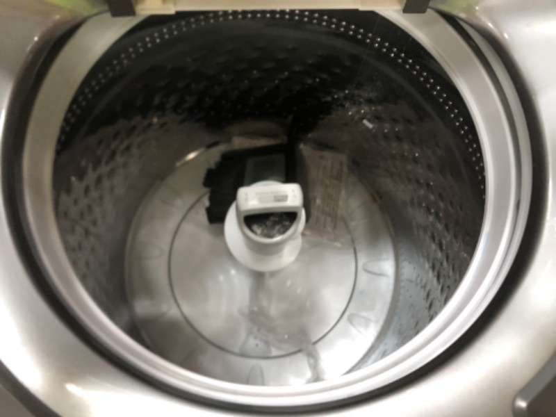 Photo 2 of SCRATCHED**Whirlpool Smart Capable w/Load and Go 5.3-cu ft High Efficiency Impeller and Agitator Smart Top-Load Washer (Chrome Shadow) 