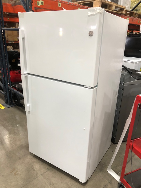 Photo 3 of GE Garage-ready 21.9-cu ft Top-Freezer Refrigerator (White)