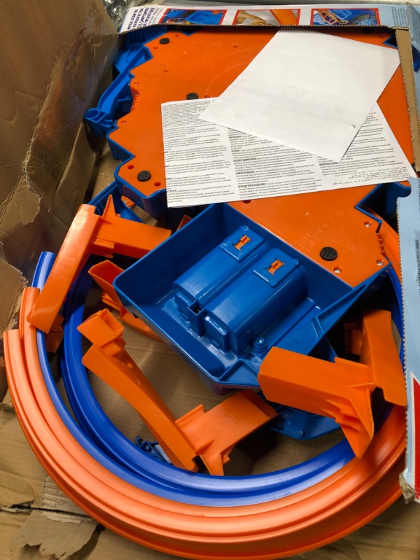 Photo 1 of Hot Wheels Track Set with 1:64 Scale Toy Car, 4 Intersections for Crashing, Powered by a Motorized Booster, Criss-Cross Crash Track????