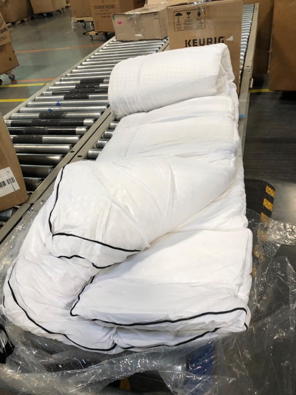 Photo 3 of  Queen Mattress Topper with 400TC 100% Viscose Cover Extra Thick Pillowtop Cooling Mattress Pad White with 8-21 Inch Deep Pocket 3D Snow Down Alternative Fill