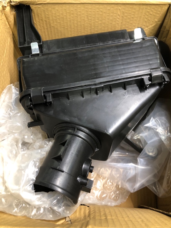 Photo 1 of Engine Air Filter Box Air Cleaner Housing Assembly Replacement for 1999-2004 Toyota Tacoma V6 3.4L