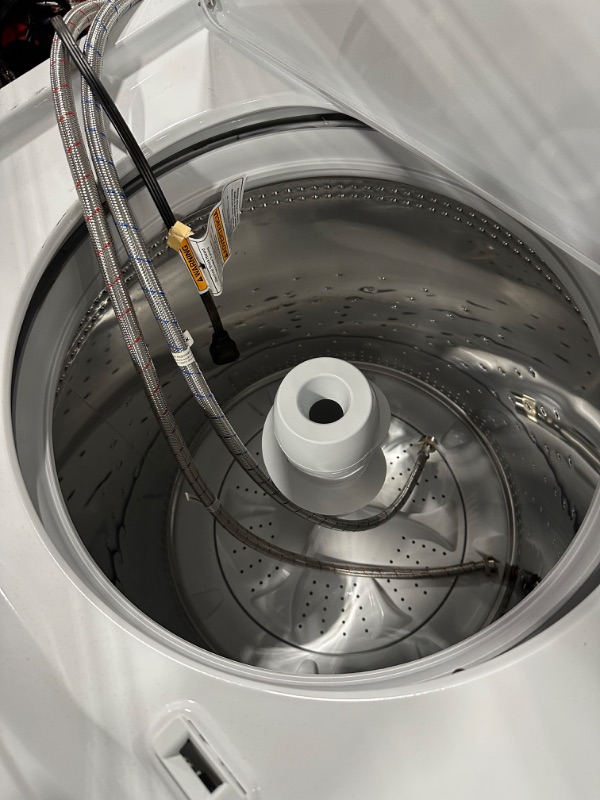 Photo 6 of Amana 3.8-cu ft High Efficiency Agitator Top-Load Washer (White)
*per notes- no damage*
