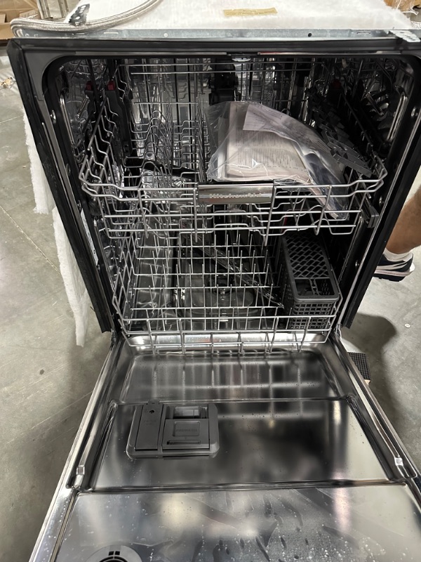 Photo 9 of KitchenAid Top Control 24-in Built-In Dishwasher (Stainless Steel with Printshield Finish), 47-dBA
*return type- non functional* *per notes no damage*
