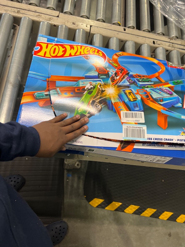 Photo 1 of Hot Wheels Track Set with 1:64 Scale Toy Car, 4 Intersections for Crashing, Powered by a Motorized Booster, Criss-Cross Crash Track????
