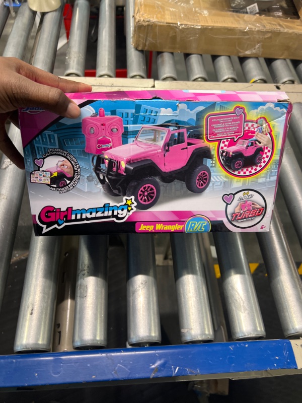 Photo 2 of Jada Toys GIRLMAZING Jeep R/C Vehicle (1:16 Scale), Pink, Standard Multicolor