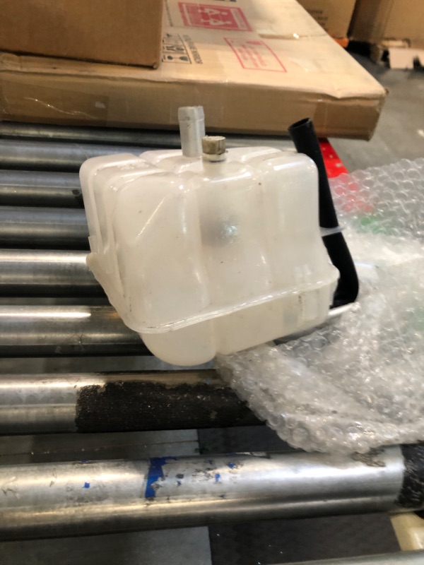 Photo 4 of Coolant Reservoir Expansion Recovery Tank with Cap and Sensor Replacement for Chevrolet Malibu 2004-2006 Pontiac G6 2005-2006
***Used, but in fair condition*** 