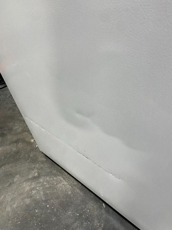 Photo 8 of Whirlpool 18.2-cu ft Top-Freezer Refrigerator (White)