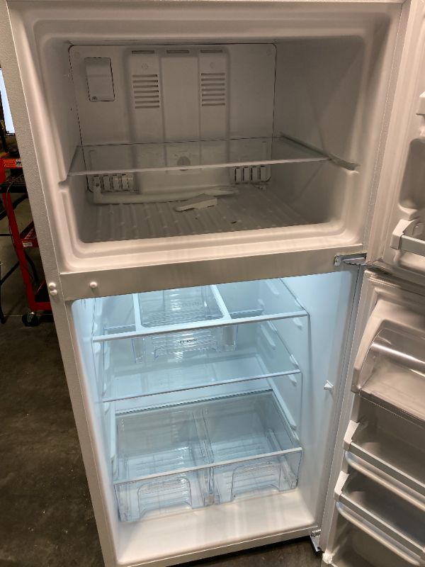 Photo 4 of Whirlpool 18.2-cu ft Top-Freezer Refrigerator (White)