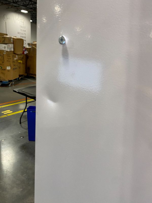 Photo 3 of Whirlpool 18.2-cu ft Top-Freezer Refrigerator (White)