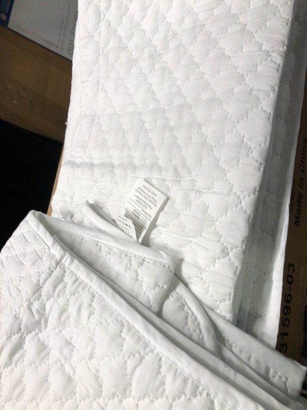 Photo 3 of Bedsure Queen Size Quilt Set - Soft Ultrasonic Quilt Queen Size - Clover Bedspread Queen Size - Lightweight Bedding Coverlet for All Seasons (Includes 1 White Quilt, 2 Pillow Shams) Queen White