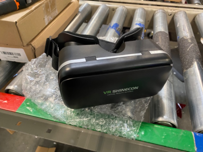 Photo 3 of VR SHINECON VR Headset Compatible with iPhone & Android Virtual Reality VR Goggles
