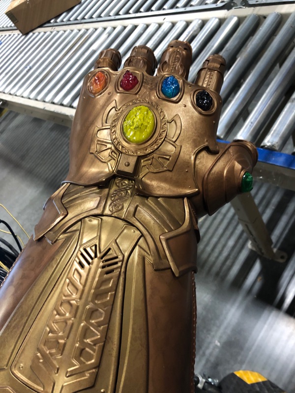 Photo 2 of ***ITEM DOESNT LIGHT UP BUT FINGERS BEND***

BengPro Infinity War PVC Light Up Electronic Fist Halloween Cosplay Props (Light Up Glove - Adult)