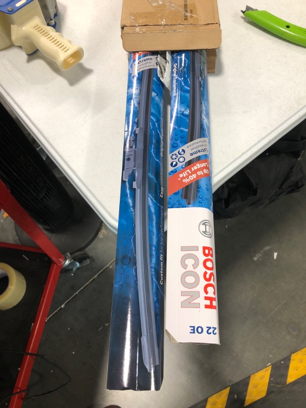 Photo 2 of Bosch ICON Wiper Blades 22OE22OE (Set of 2) Fit Cadillac: 08-07 Escalade, Mercedes-Benz: 2013 C250, Porsche: 12 911, Volkswagen: 18-12 Beetle +More, Up to 40% Longer Life, Frustration Free Packaging 22OE and 22OE Frustration Free Combo