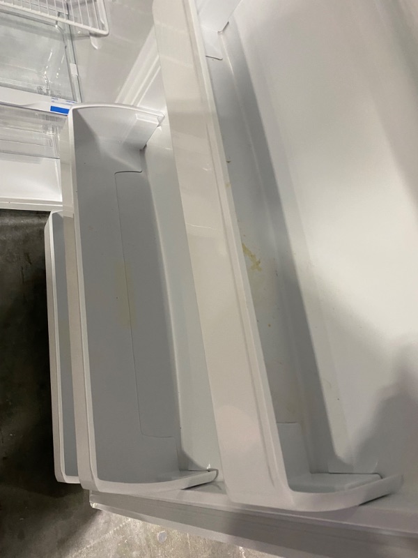 Photo 9 of Frigidaire Garage-Ready 18.3-cu ft Top-Freezer Refrigerator (White)
