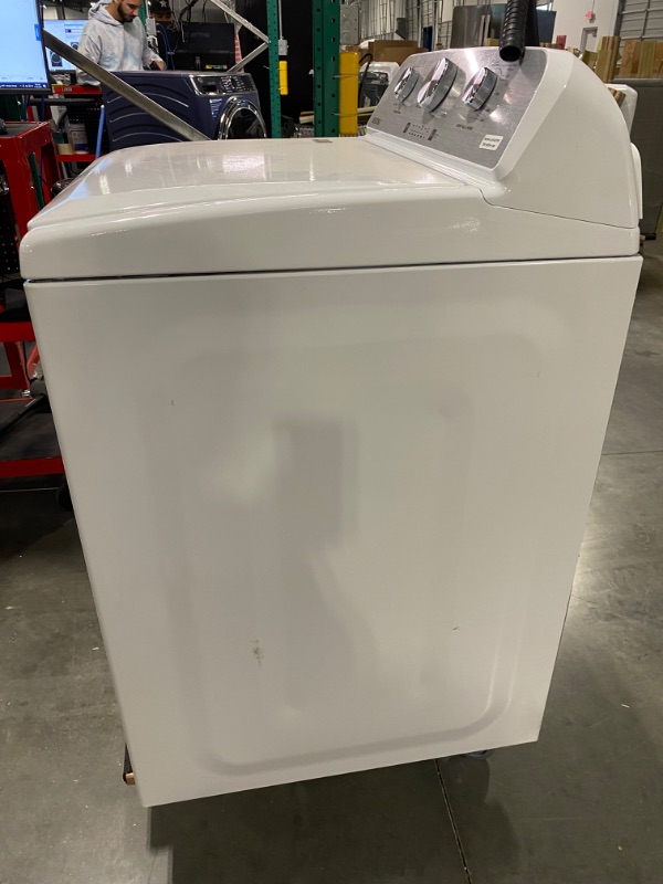 Photo 4 of Maytag 4.5-cu ft High Efficiency Agitator Top-Load Washer (White)
