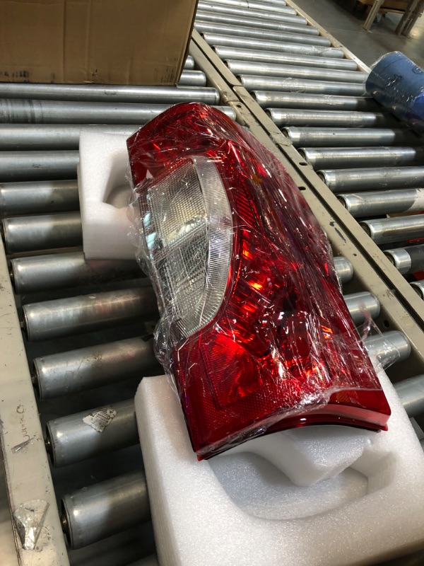 Photo 3 of Right Passenger Side Rear Tail Light Assembly Compatible With 2020-2022 Ford F250/F350/F450 Super Duty Rear Taillight Tail Lamp Halogen Brake Lamp(w/o Blind Spot) (w/o LED)