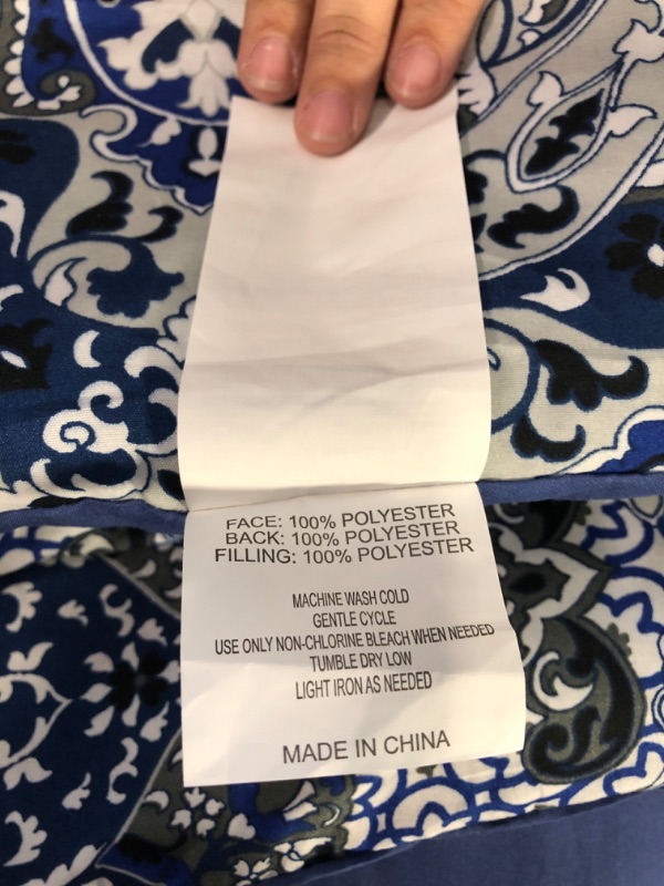 Photo 7 of KACEMOO Boho Printed Comforter Queen- Lightweight Blue Flower Bedding Comforter Floral Pattern Soft Breathable Down Alternative Reversible Bed Fluffy Comforter. All Season Use Queen/Full Blue Flower
Pillow cases, bedsheets not included.