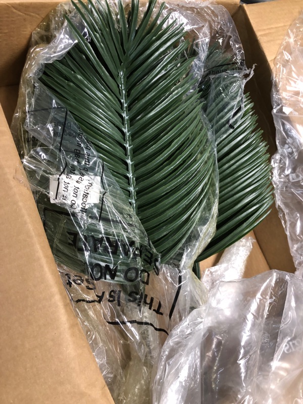 Photo 3 of 40 PIECE 20 Inches Artificial Palm Leaves Large Tropical Green Leaves Plastic Jungle Fake Palm Leaves Plant Faux Safari Leaves for Hawaiian Party Jungle Party Arrangement Wedding Party Decoration(Thin)