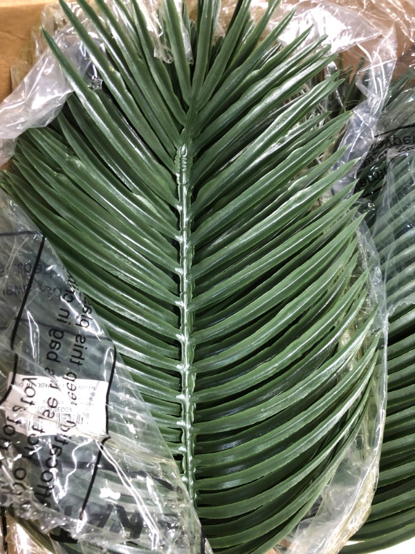 Photo 5 of 40 PIECE 20 Inches Artificial Palm Leaves Large Tropical Green Leaves Plastic Jungle Fake Palm Leaves Plant Faux Safari Leaves for Hawaiian Party Jungle Party Arrangement Wedding Party Decoration(Thin)