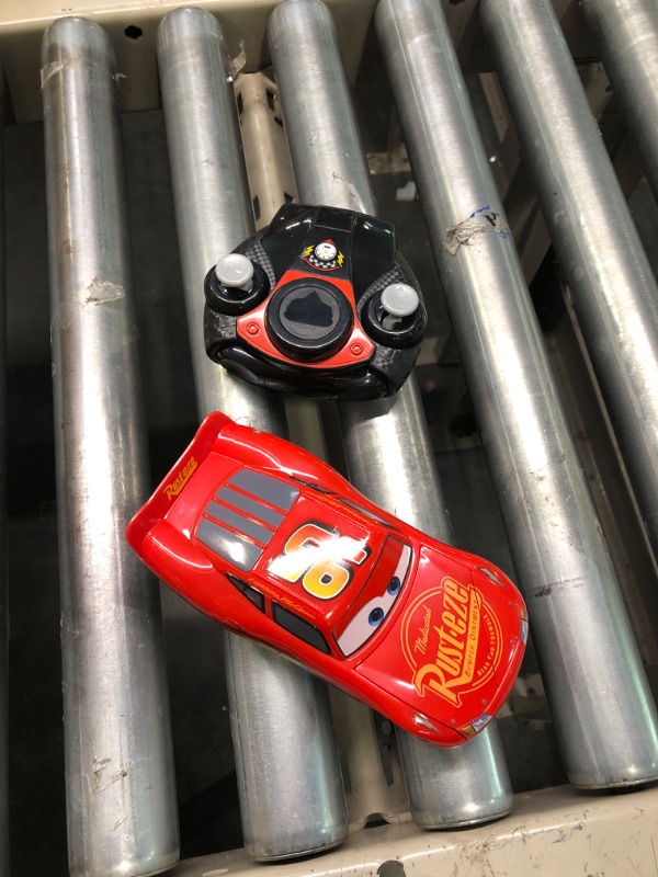 Photo 3 of Jada Toys Disney Pixar Cars 1:24 Lightning McQueen RC Remote Control Car 2.4 GHz, Toys for Kids and Adults, Colourful (203084018)