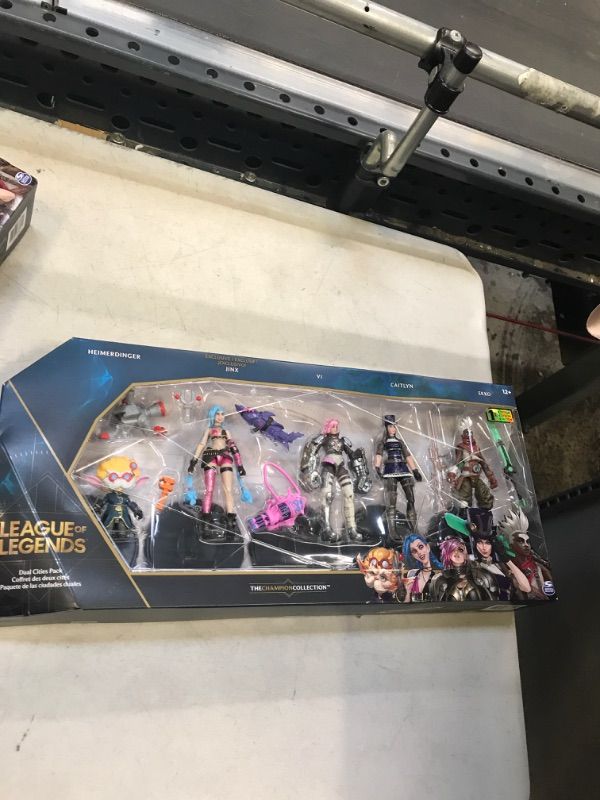 Photo 2 of Dual Cities Pack w/ Exclusive Jinx, Heimerdinger, Vi, Caitlyn, Ekko, 4-Inch Figures, Ages 12 and Up