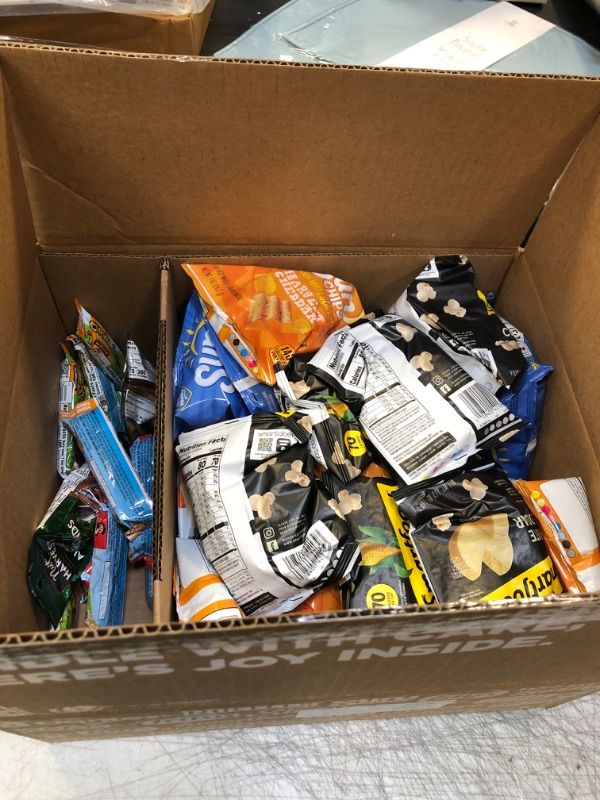 Photo 2 of ??Crunchy & Chewy Snacks, Frito-Lay Chips, Nuts and Quaker Chewy Bars Variety Pack, 40 Count ( EXP AUG 15/23)
