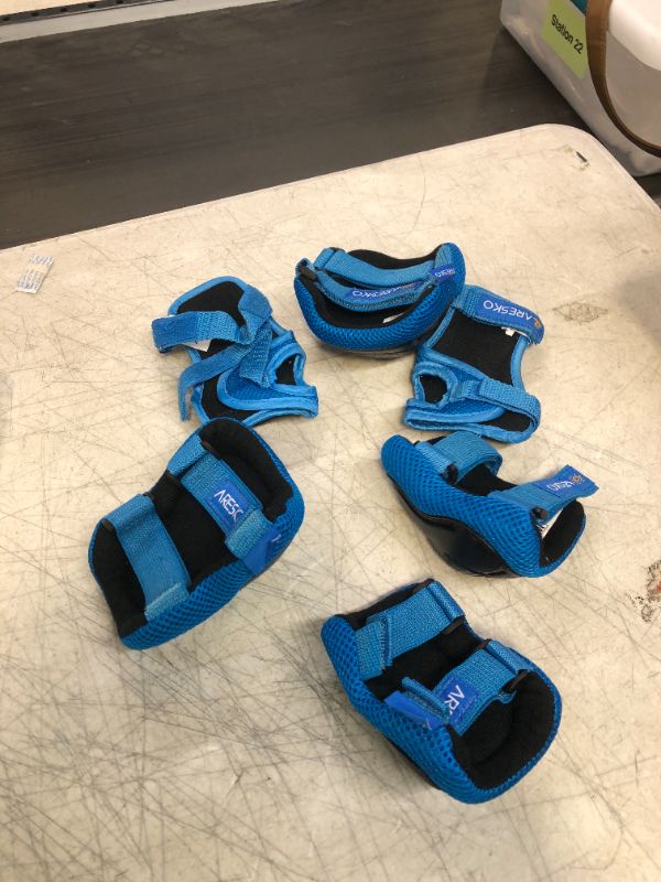 Photo 2 of 6 Pc. Set Kids Knee Pads, Elbow Pads & Wrist Guards Protective Gear, Blue
SIZE M 