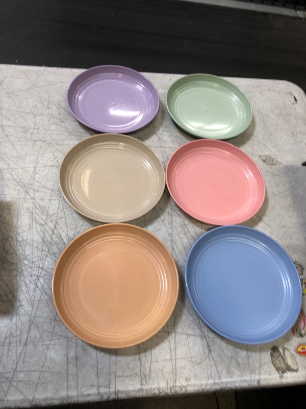 Photo 1 of 7PCS PLASTIC PLATES 