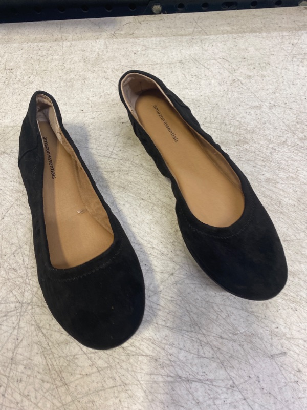 Photo 1 of AMAZON ESSENTIALS BLACK BALLERINA FLATS 10