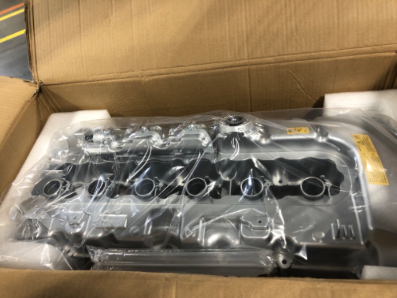 Photo 1 of Aluminum Engine Valve Cover w/Gasket for BMW 1M Z4 335i 535i 740i 740Li F02 E70 N54