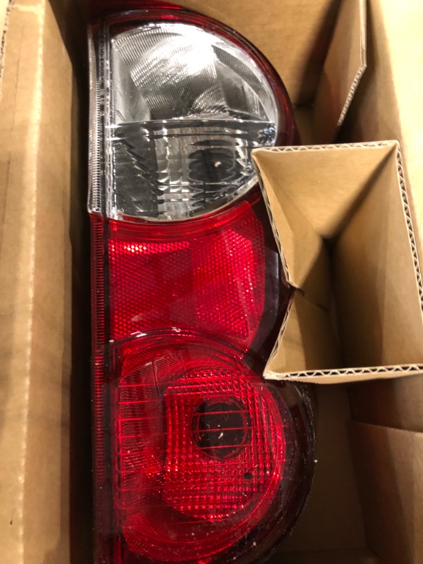 Photo 2 of Aramox Rear Tail Light Assembly, Car Left Side Taillights, High Brightness Tail Brake Stop Lights Rear Lamps Assembly, Fit for NV200 (26550 JX00A)