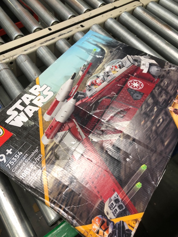 Photo 2 of LEGO Star Wars: The Clone Wars Coruscant Guard Gunship 75354 Buildable Star Wars Toy for 9 Year Olds, Gift Idea for Star Wars Fans Including Chancellor Palpatine, Padme and 3 Clone Trooper Minifigures