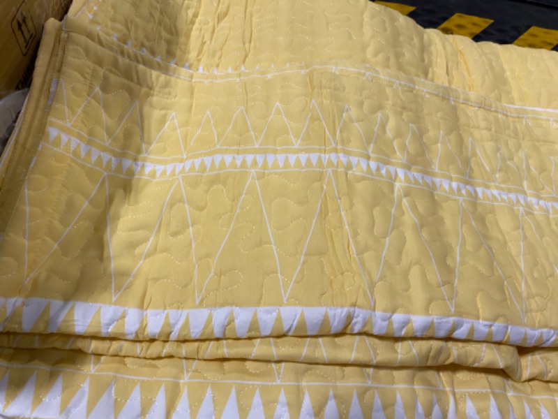 Photo 3 of Yellow quilt set-queen