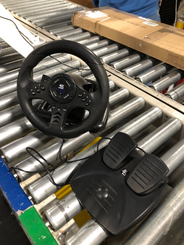 Photo 3 of Superdrive SV450 racing steering wheel with Pedals and Shifters Xbox Serie X / S, Switch, PS4, Xbox One, PS3, PC (programmable for all games)
***Used, but in fair condition and functional***
