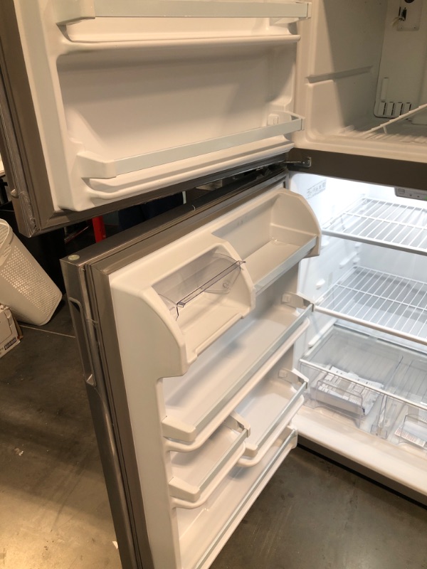 Photo 5 of Amana 18.2-cu ft Top-Freezer Refrigerator (Stainless Steel)