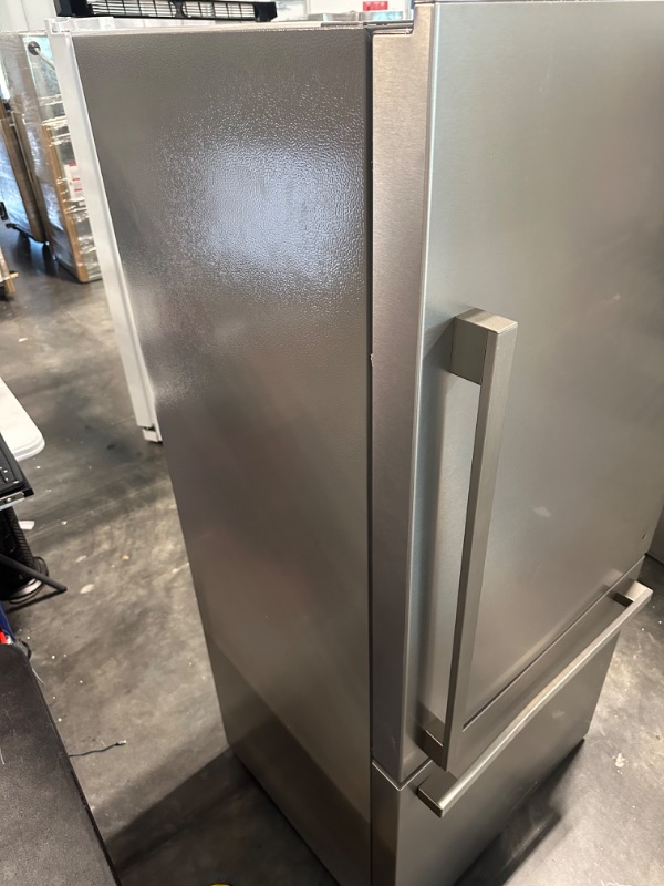 Photo 4 of Hisense 17.2-cu ft Counter-depth Bottom-Freezer Refrigerator (Fingerprint Resistant Stainless Steel) ENERGY STAR